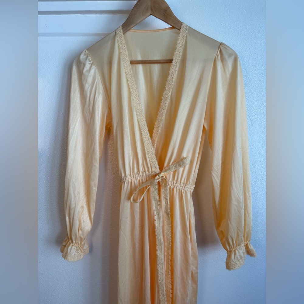 Vintage Robe - Picture 4 of 10